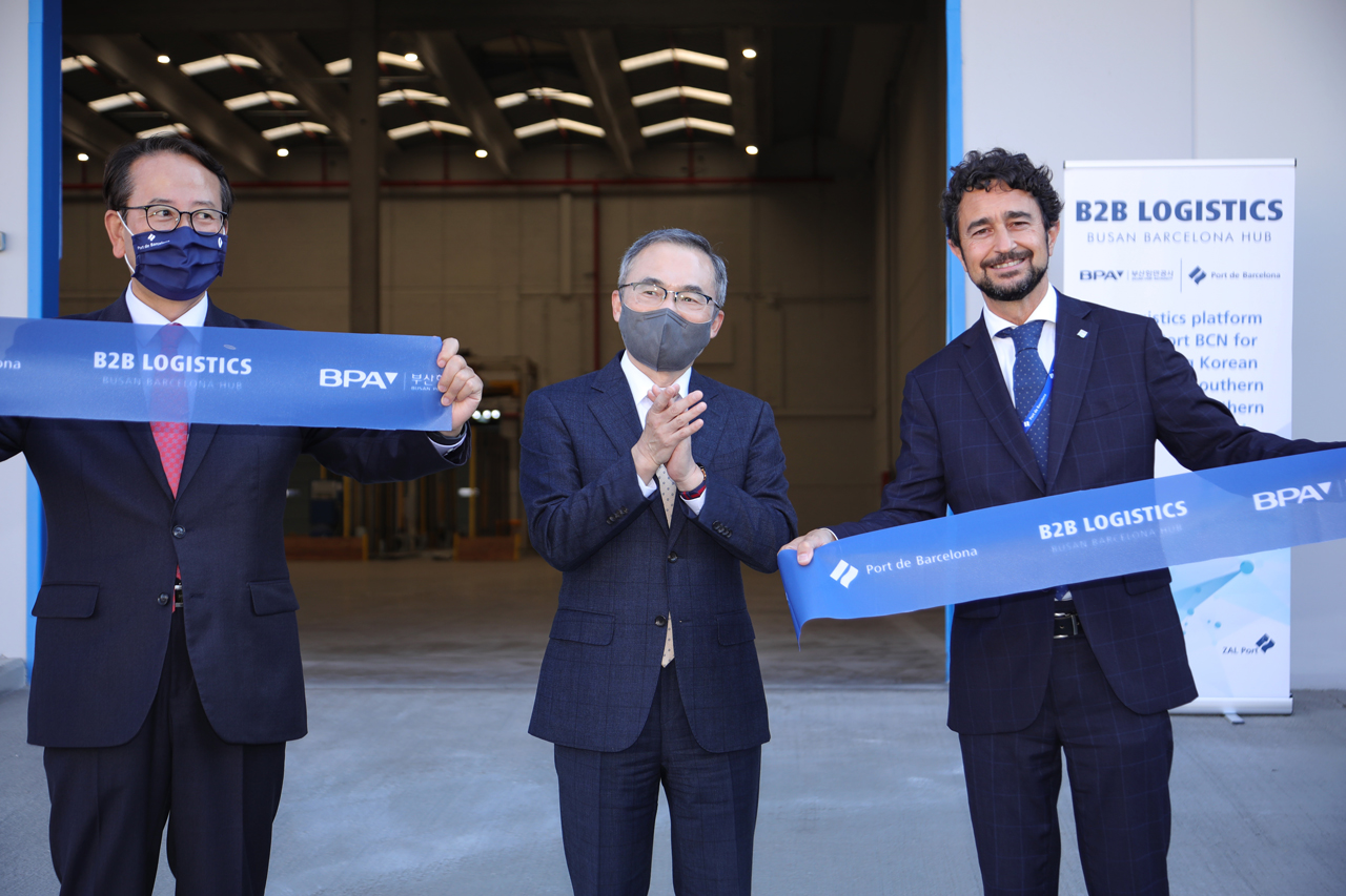 Busan Port President Kang Joon suk; Korean Consul General in Barcelona, Taewan Huh; and Port of Barcelona president Damià Calvet during the official opening of the warehouse of the company B2B Logistics Busan & Barcelona hub S.L.